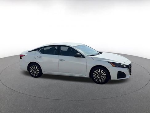 Used 2025 Nissan Altima 2.5 SV image 2