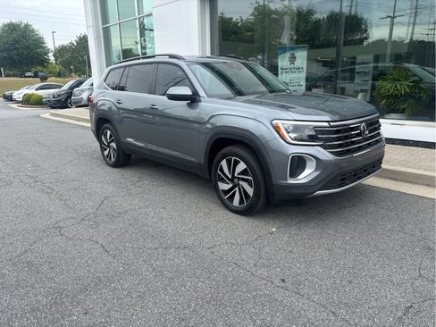 Used 2024 Volkswagen Atlas SE FWD image 2