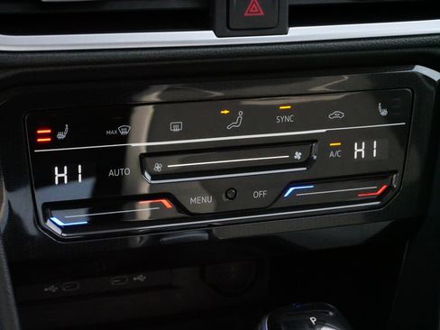 Used 2025 Volkswagen Taos SE image 23