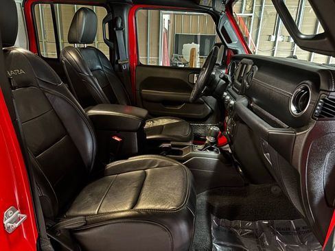 Used 2019 Jeep Wrangler Unlimited Sahara w/ LED Lighting Group image 18