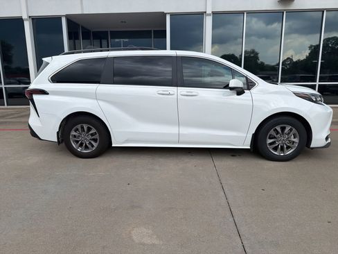 Used 2024 Toyota Sienna LE FWD image 5