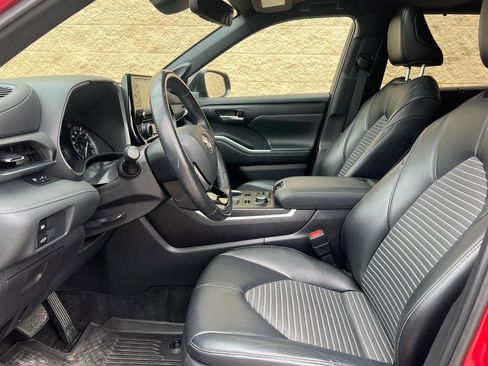 Used 2021 Toyota Highlander XSE image 4