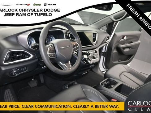 Used 2025 Chrysler Pacifica Select FWD image 13