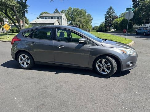 Used 2013 Ford Focus SE w/ SE Winter Pkg FWD image 5