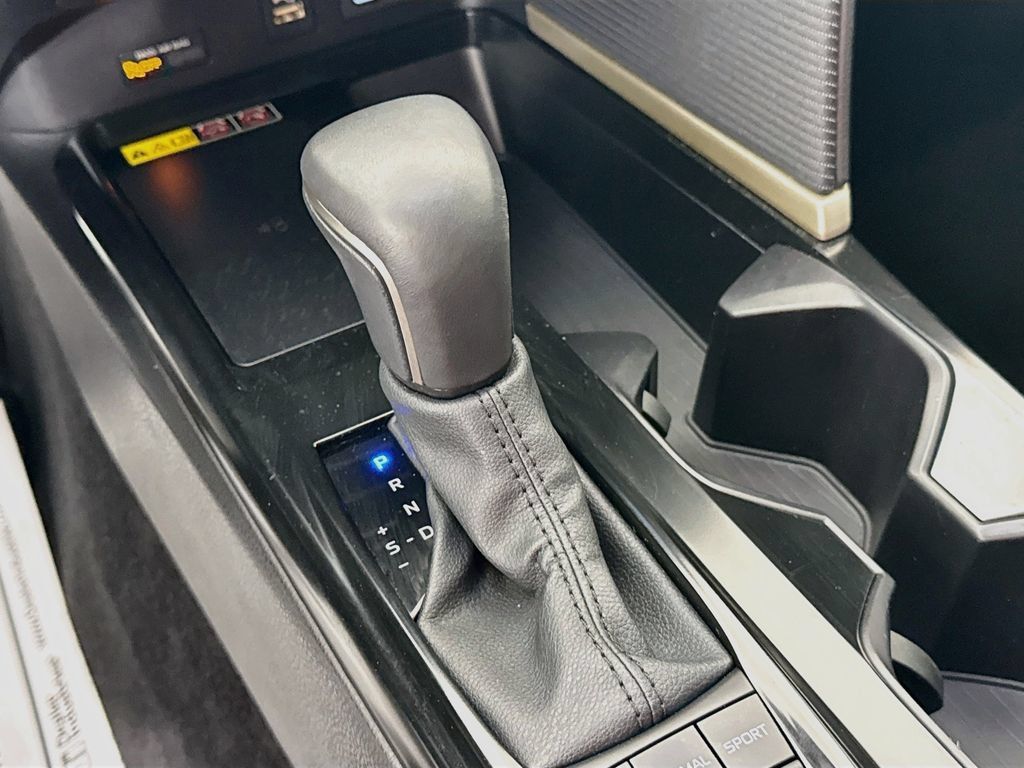 Used 2025 Toyota Camry SE w/ Convenience Package FWD image 18