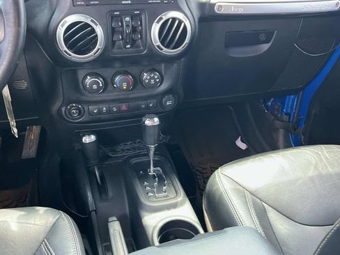 Used 2015 Jeep Wrangler Unlimited Rubicon w/ Connectivity Group AWD/4WD image 16