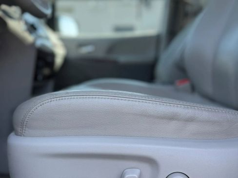 Used 2012 Toyota Sienna XLE FWD image 27