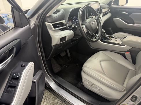 Used 2021 Toyota Highlander XLE FWD image 20