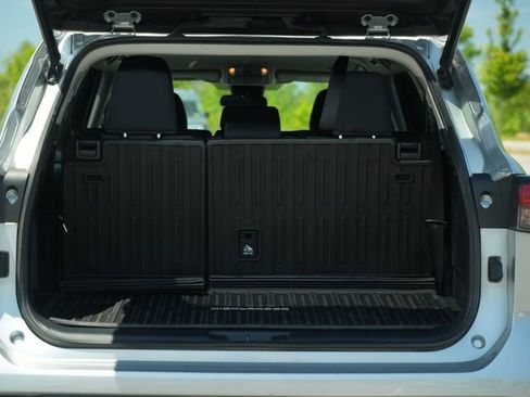 Used 2023 Toyota Highlander LE FWD image 17