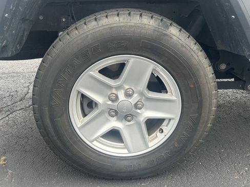 Used 2023 Jeep Gladiator Sport image 17