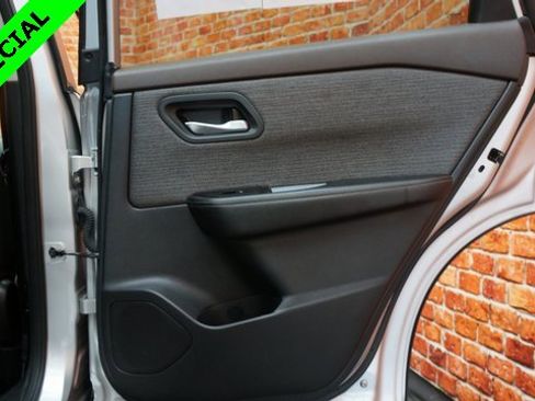 Used 2022 Nissan Rogue SV image 48