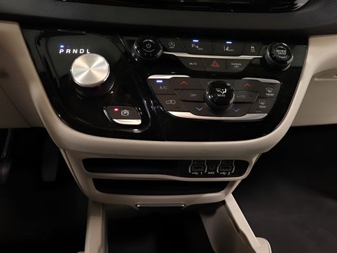 Used 2023 Chrysler Pacifica Touring-L FWD image 10