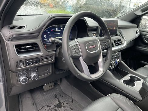 Used 2023 GMC Yukon XL SLT w/ SLT Luxury Package image 10