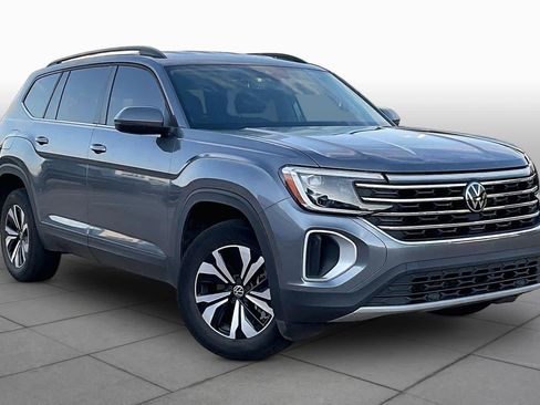Used 2025 Volkswagen Atlas SE AWD/4WD image 2