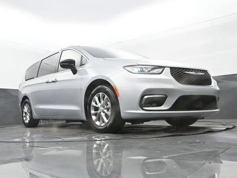Used 2026 Chrysler Pacifica Limited FWD image 24