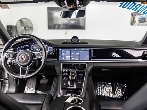 Used 2019 Porsche Panamera image 38