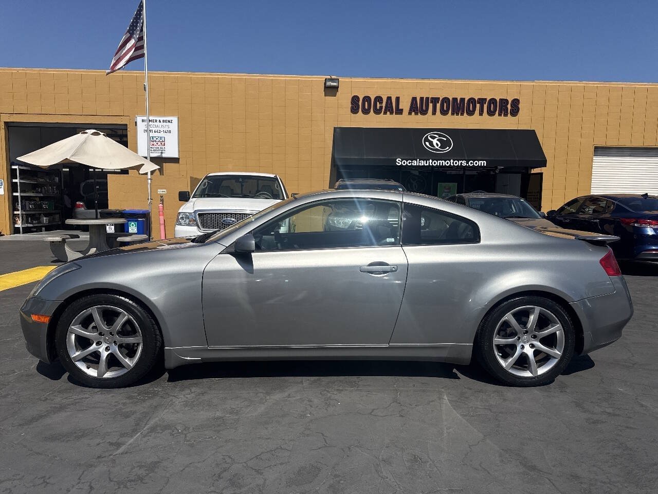 Used 2004 INFINITI G35 Coupe w/ Premium Pkg RWD image 2