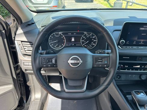 Used 2025 Nissan Rogue SV FWD image 30