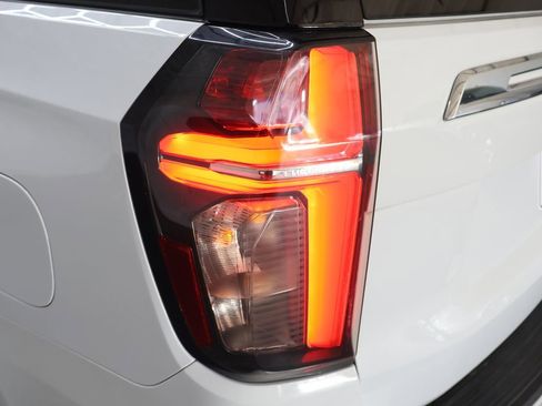 Used 2023 Chevrolet Suburban Premier image 28