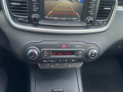 Used 2019 Kia Sorento AWD w/ LX Convenience Package image 4