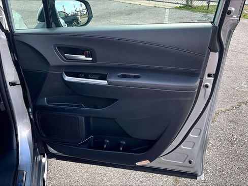 Used 2025 Toyota Sienna Platinum image 25