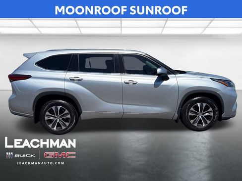 Used 2020 Toyota Highlander XLE AWD/4WD image 2
