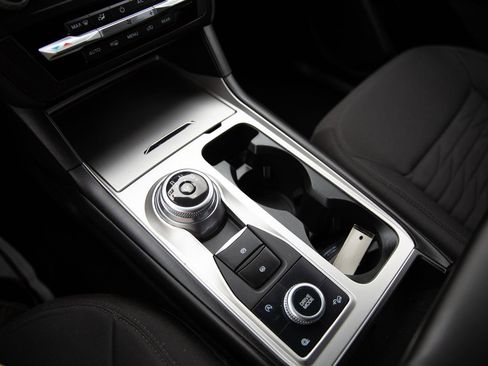 Used 2020 Ford Explorer XLT image 16