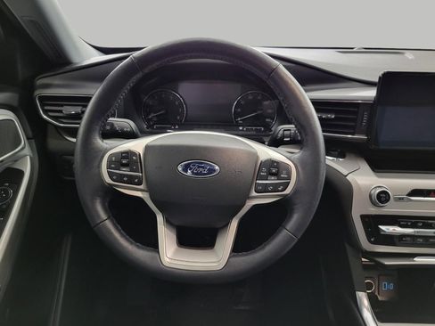 Used 2022 Ford Explorer XLT w/ Equipment Group 202A image 5
