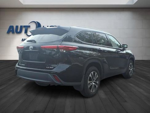 Used 2022 Toyota Highlander XLE image 9