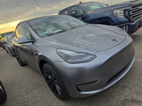 Used 2025 Tesla Model Y Long Range RWD image 1