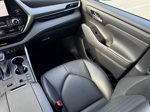 Used 2023 Toyota Highlander XLE FWD image 22