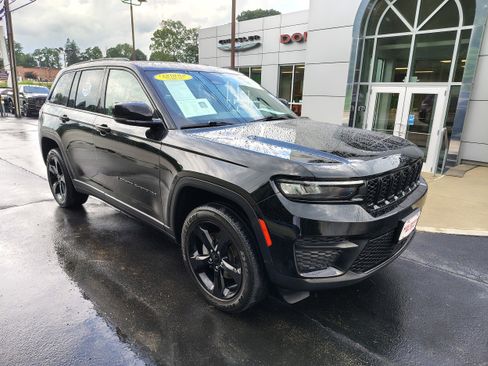 Certified 2023 Jeep Grand Cherokee Altitude image 2
