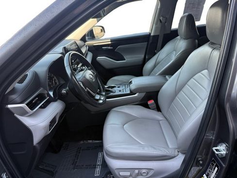 Used 2022 Toyota Highlander XLE AWD/4WD image 10