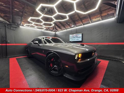 Used 2018 Dodge Challenger SRT Hellcat RWD image 1