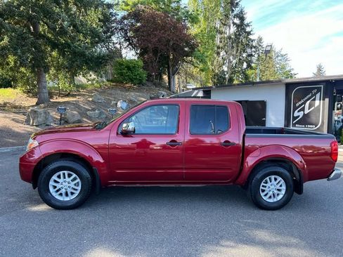 Used 2019 Nissan Frontier SV image 2