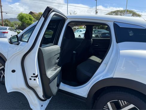 Used 2025 Nissan Kicks SV image 9