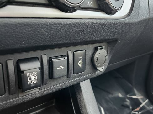 Used 2020 Toyota Tacoma Limited image 12