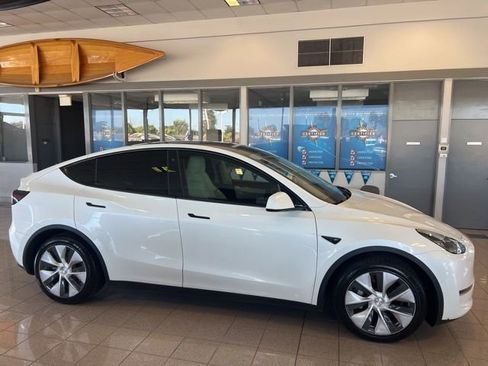 Used 2022 Tesla Model Y Long Range AWD/4WD image 3