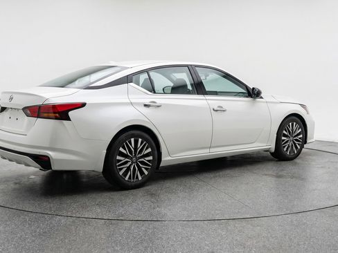 Used 2025 Nissan Altima 2.5 SV FWD image 9