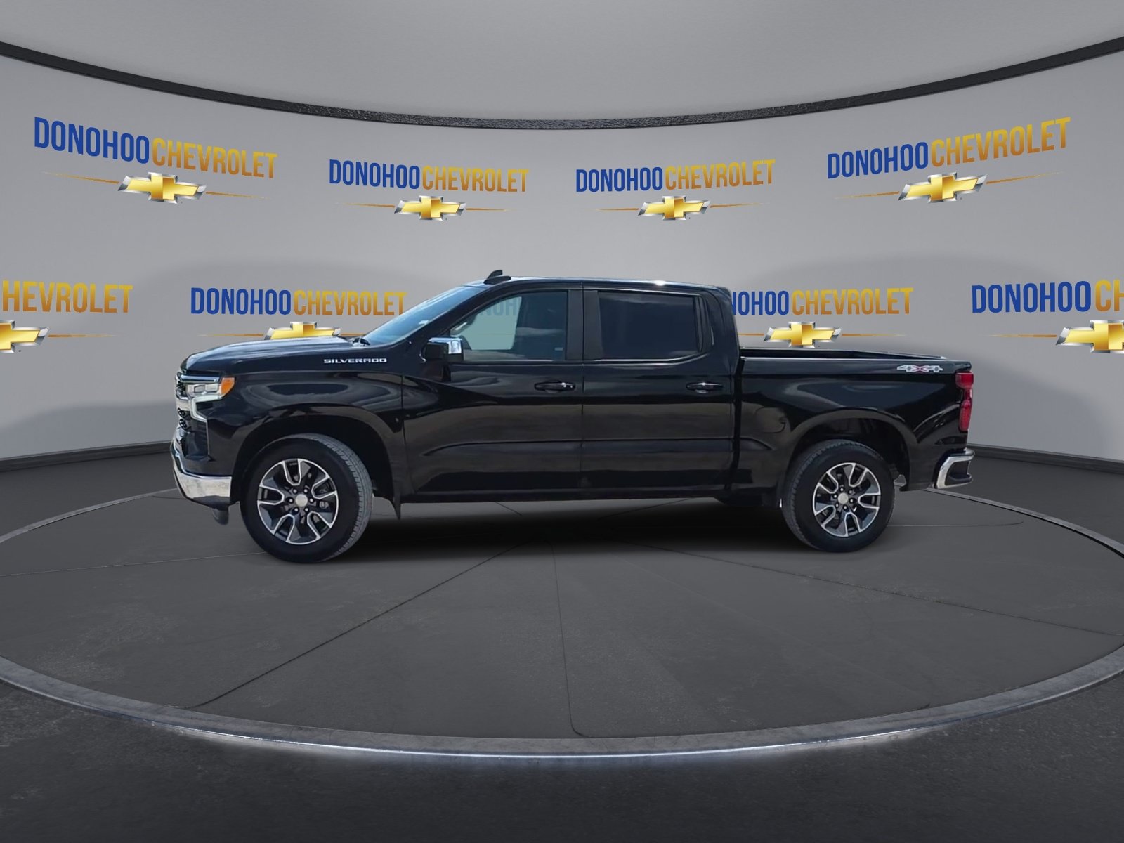 Used 2024 Chevrolet Silverado 1500 LT AWD/4WD image 9