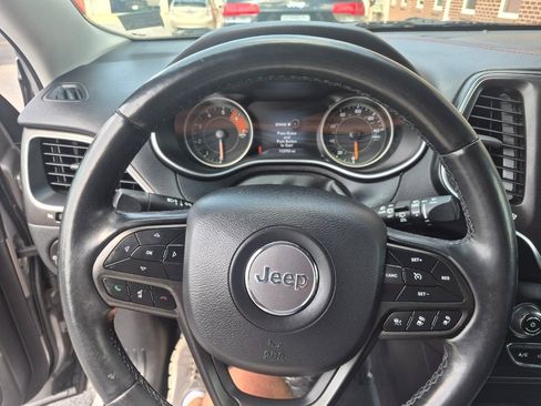 Used 2019 Jeep Cherokee Trailhawk AWD/4WD image 12
