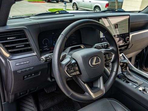 Used 2025 Lexus GX 550 w/ Accessory Package (Z1) AWD/4WD image 17