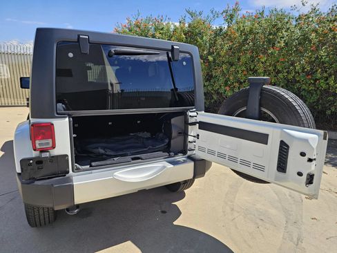 Used 2014 Jeep Wrangler Unlimited Sahara w/ Connectivity Group AWD/4WD image 12