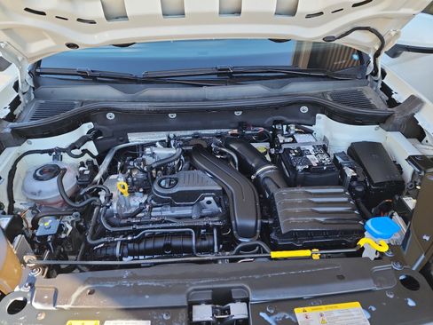 Certified 2025 Volkswagen Taos SE w/ Black Wheel Package image 21