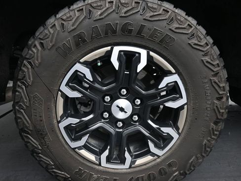 Used 2025 Chevrolet Silverado 1500 LT w/ Protection Package AWD/4WD image 10