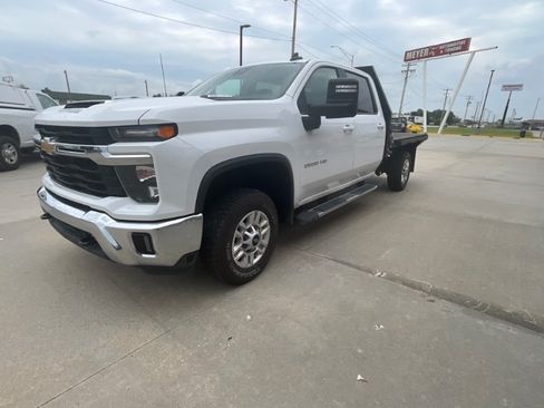 Used 2024 Chevrolet Silverado 2500 LT w/ Convenience Package AWD/4WD image 4