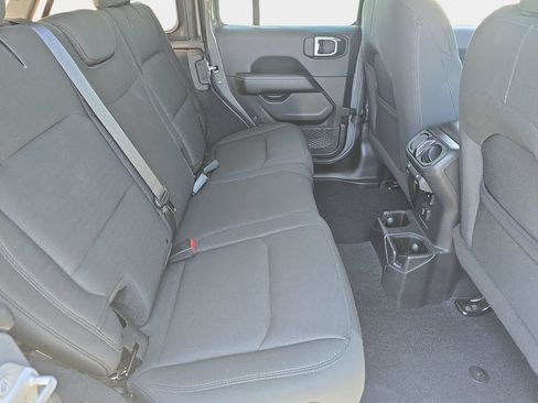 Used 2018 Jeep Wrangler Unlimited Sahara AWD/4WD image 13