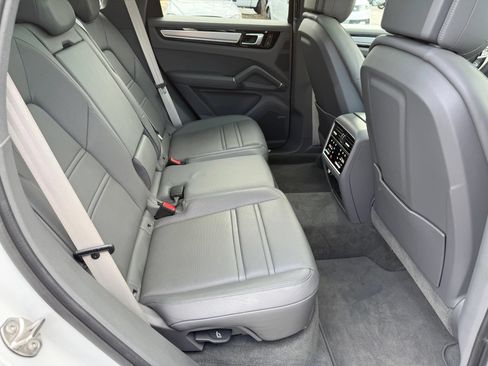 Used 2023 Porsche Cayenne Platinum Edition AWD/4WD image 28