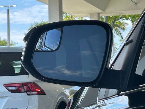 Used 2018 Toyota RAV4 LE FWD image 15