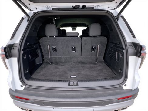 Used 2025 Chevrolet Traverse LT FWD image 28